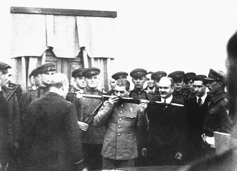​  Йосиф Сталин целува „Мечът на Сталинград”, връчен му от Уинстън Чърчил в съветското посолство в Техеран. Снимкa: waralbum.ru  ​